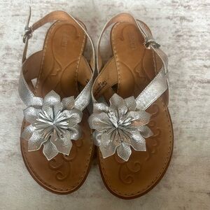 Born Kalani Silver Leather‎ Big Flower Thong Slingback Sandals Womens Sz 9